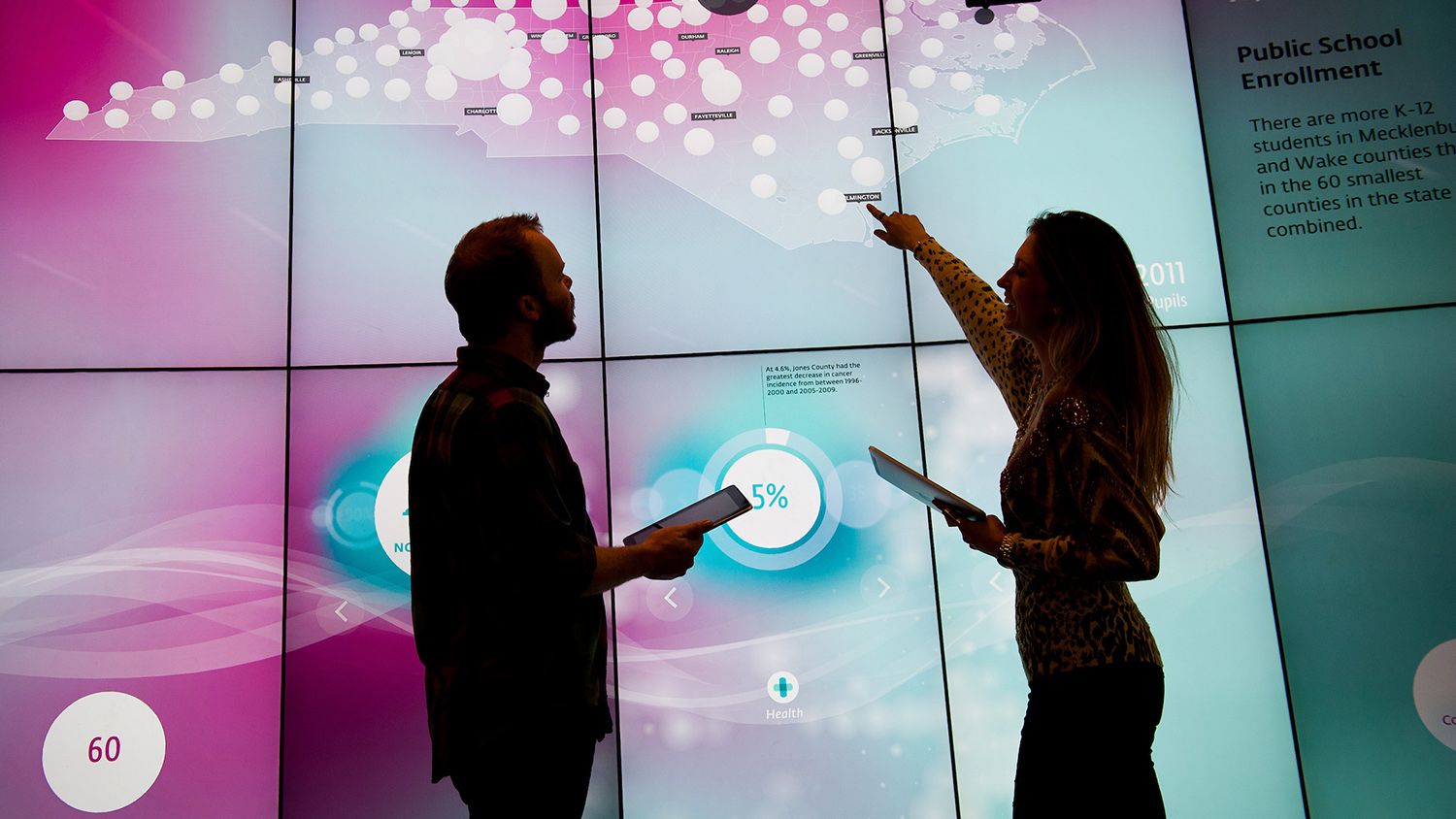 students point to screen in visualization lab